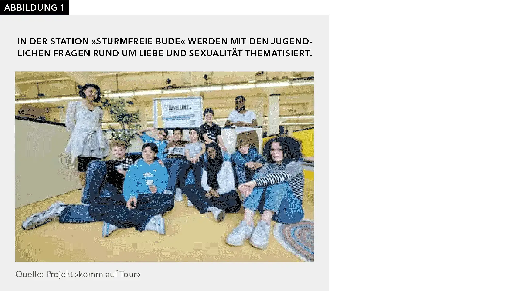 Foto von jugendlichen Teilnehmenden in der Station „Sturmfreie Bude“. Hier werden Fragen rund um Liebe und Sexualität thematisiert.