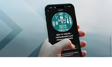 Teaserbild zeigt ein Smartphone mit dem WhatsApp-Kanal des BIÖG